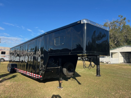 Used 2000 Horton 4 horse head to head w/ dressing room Horse Trailer