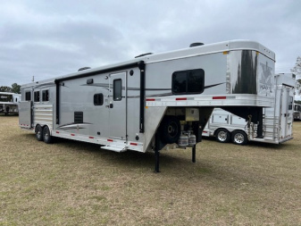 New 2025 Merhow Trailers 8' wide 3 horse side load w/14' lq Horse Trailer