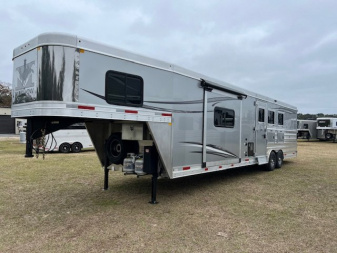 New 2025 Merhow Trailers 8' wide 3 horse side load w/14' lq Horse Trailer