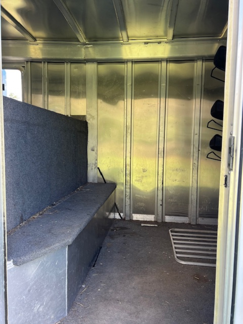 Used 2005 Featherlite Trailers 6 horse slant load with dressing room Horse Trailer