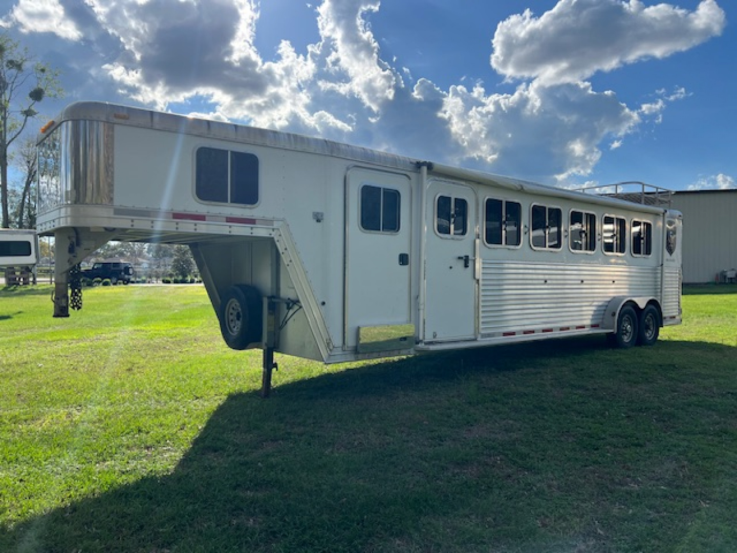 Used 2005 Featherlite Trailers 6 horse slant load with dressing room Horse Trailer