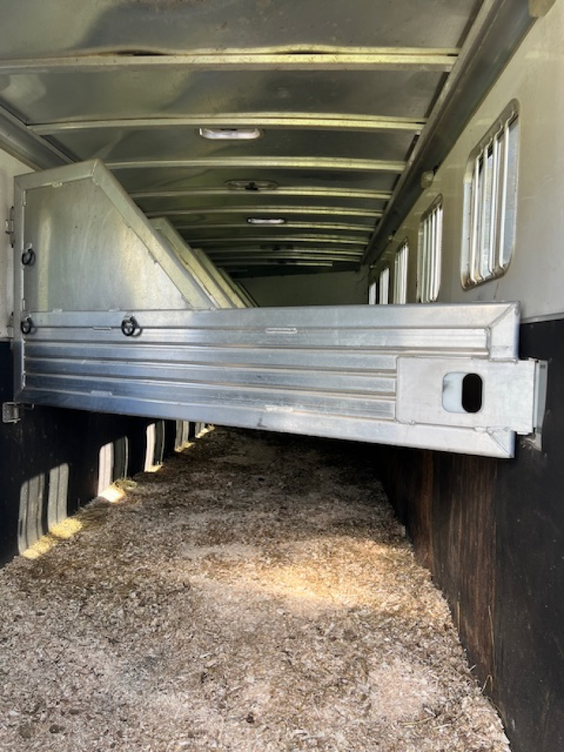 Used 2005 Featherlite Trailers 6 horse slant load with dressing room Horse Trailer