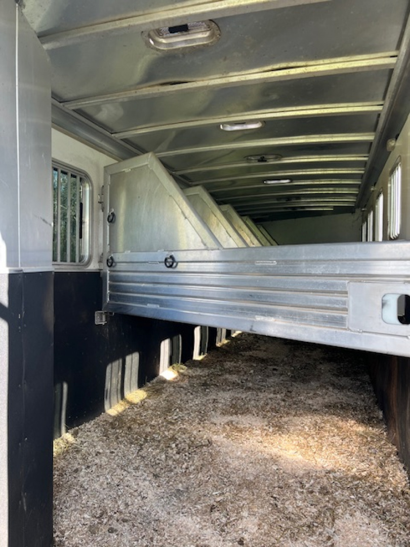Used 2005 Featherlite Trailers 6 horse slant load with dressing room Horse Trailer