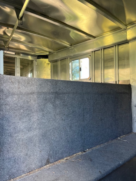 Used 2005 Featherlite Trailers 6 horse slant load with dressing room Horse Trailer