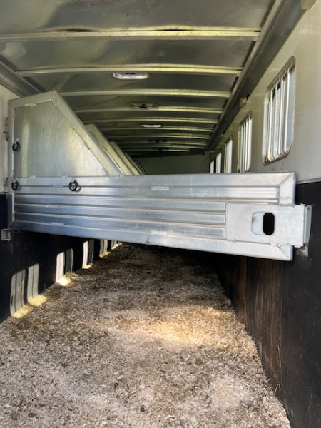 Used 2005 Featherlite Trailers 6 horse slant load with dressing room Horse Trailer