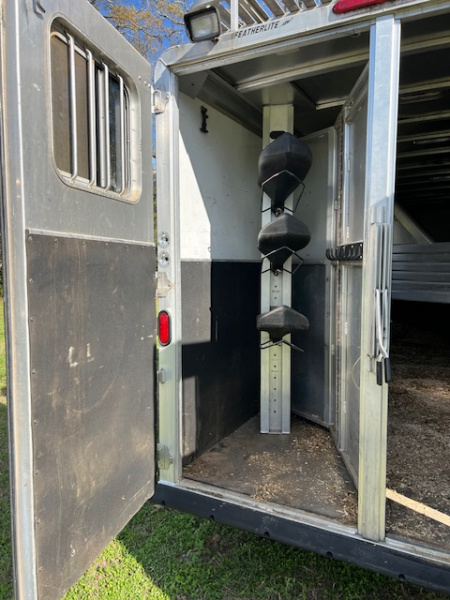 Used 2005 Featherlite Trailers 6 horse slant load with dressing room Horse Trailer