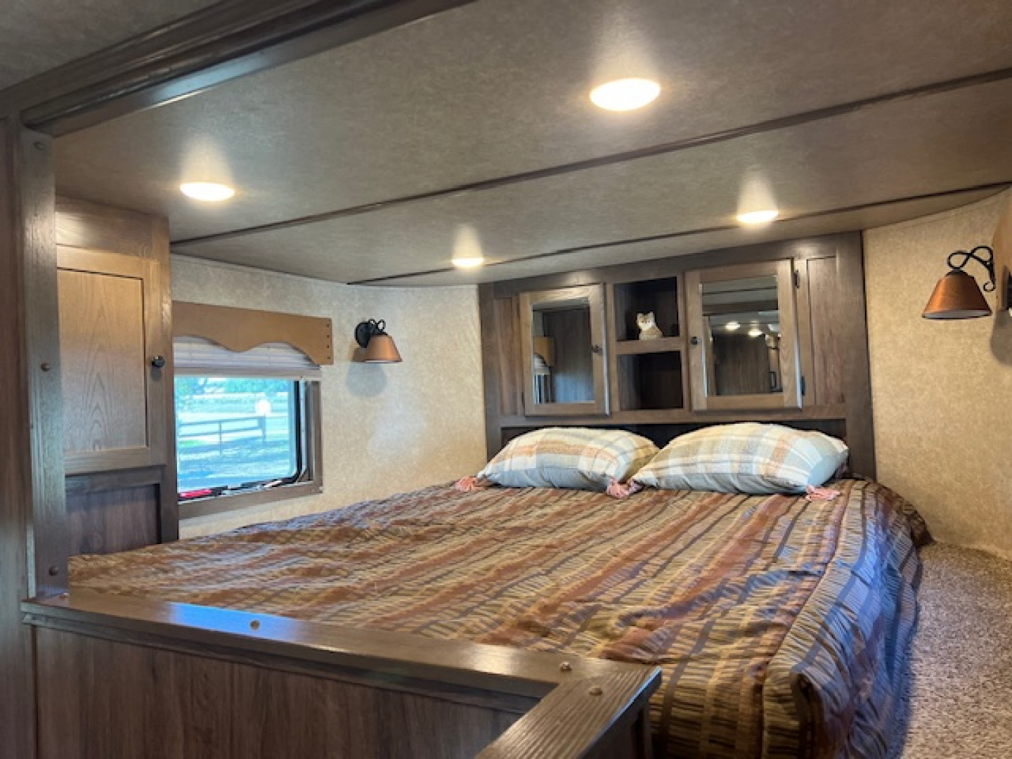 Used 2021 Lakota 8' wide 3 horse w/ 15' living quarters Horse Trailer