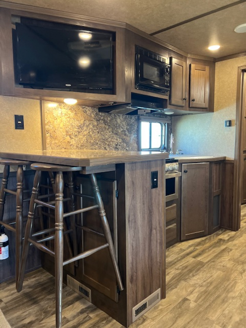 Used 2021 Lakota 8' wide 3 horse w/ 15' living quarters Horse Trailer