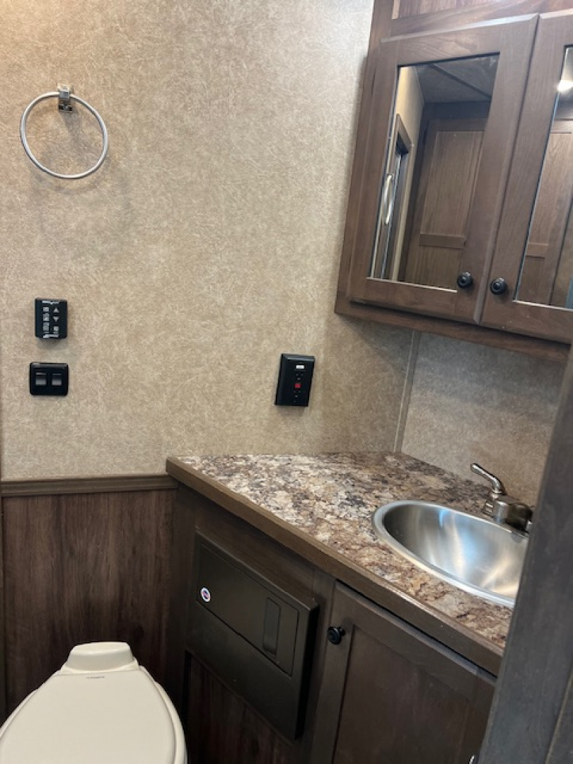 Used 2021 Lakota 8' wide 3 horse w/ 15' living quarters Horse Trailer