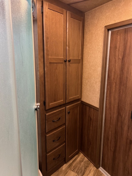 Used 2021 Lakota 8' wide 3 horse w/ 15' living quarters Horse Trailer