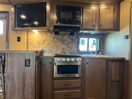 Used 2021 Lakota 8' wide 3 horse w/ 15' living quarters Horse Trailer