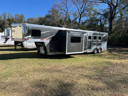 Used 2021 Lakota 8' wide 3 horse w/ 15' living quarters Horse Trailer