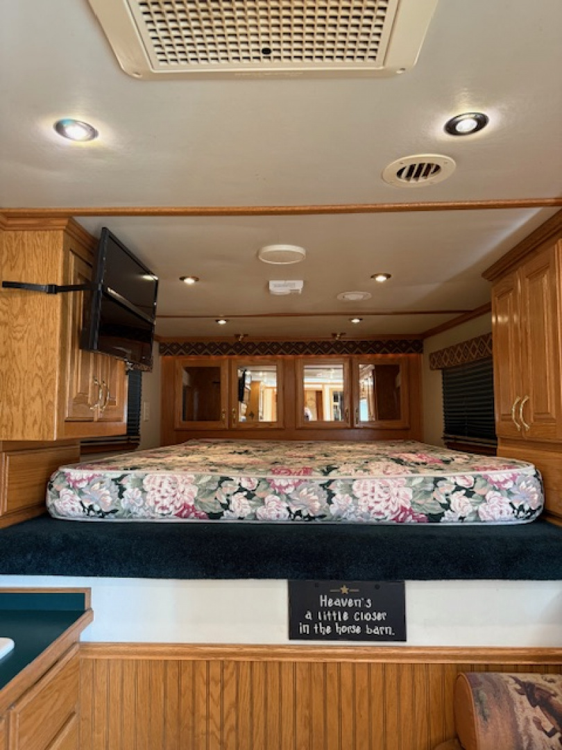 Used 2001 Elite Trailers 8' wide 3 horse w/16'lq midtack Horse Trailer