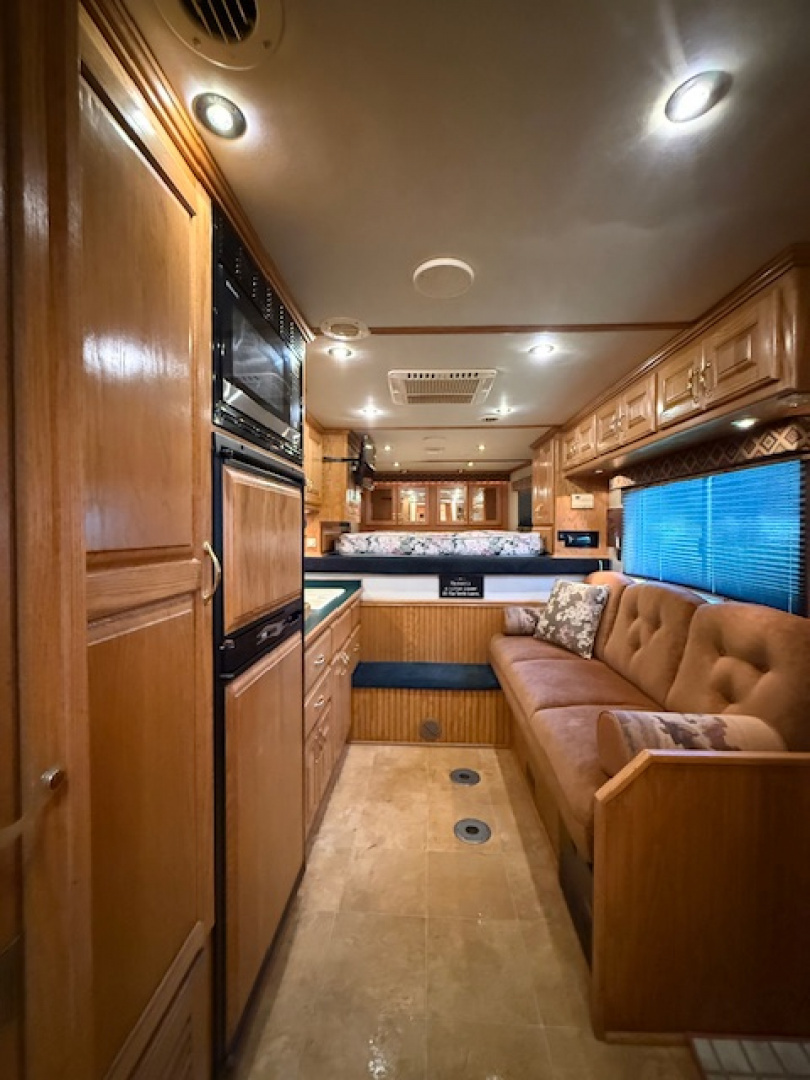 Used 2001 Elite Trailers 8' wide 3 horse w/16'lq midtack Horse Trailer