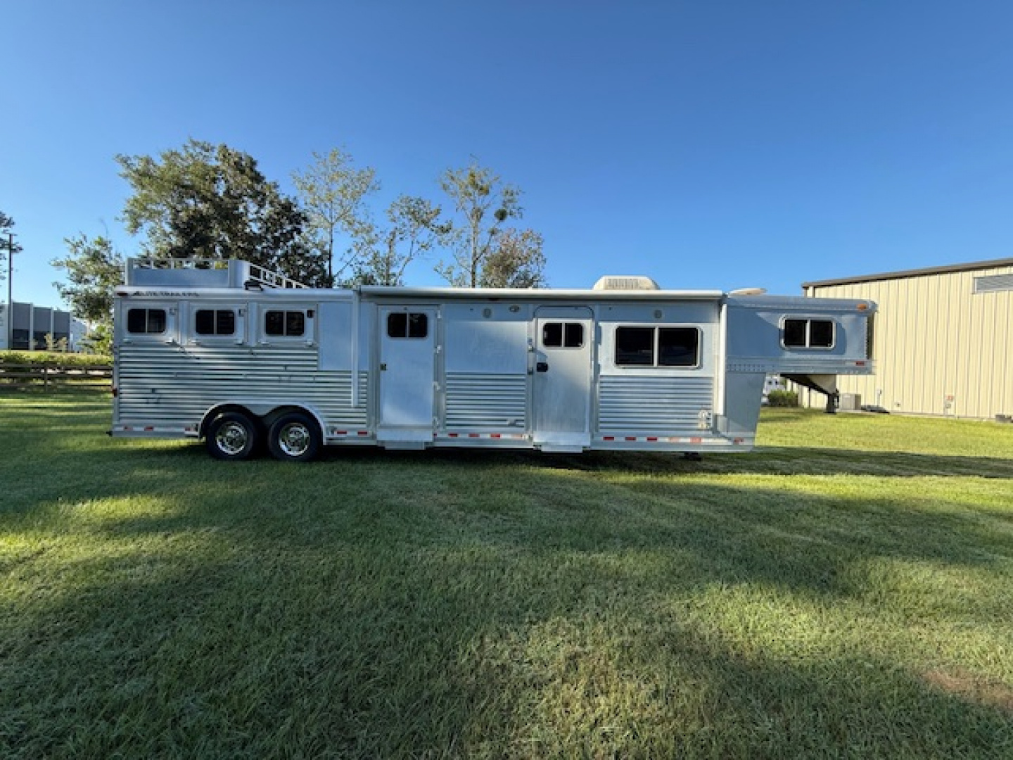 Used 2001 Elite Trailers 8' wide 3 horse w/16'lq midtack Horse Trailer