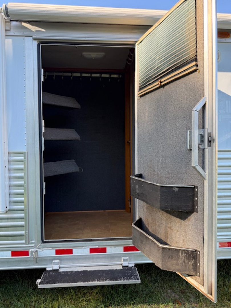 Used 2001 Elite Trailers 8' wide 3 horse w/16'lq midtack Horse Trailer