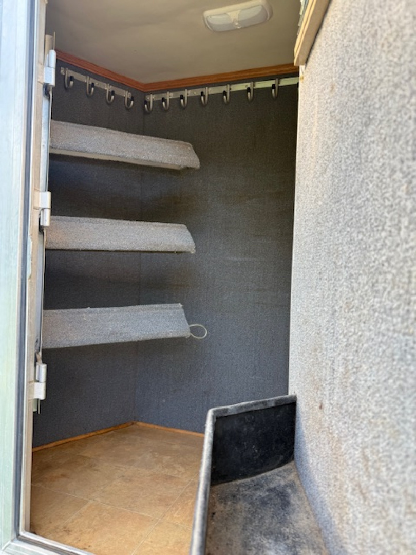 Used 2001 Elite Trailers 8' wide 3 horse w/16'lq midtack Horse Trailer