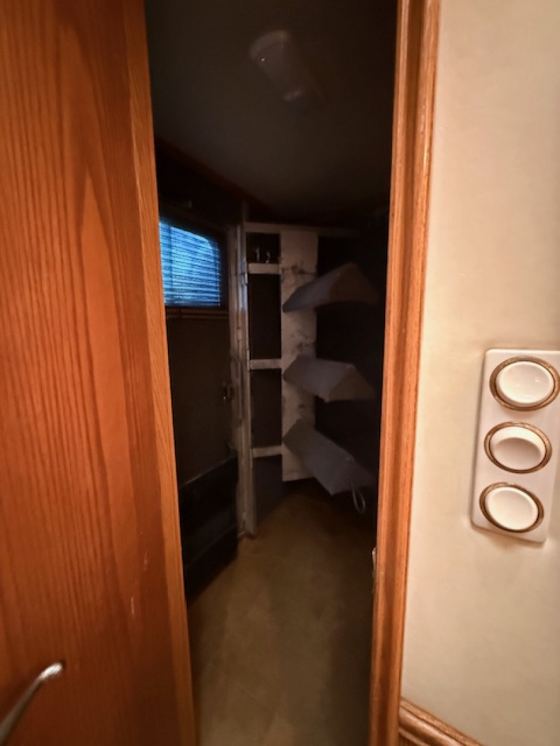 Used 2001 Elite Trailers 8' wide 3 horse w/16'lq midtack Horse Trailer