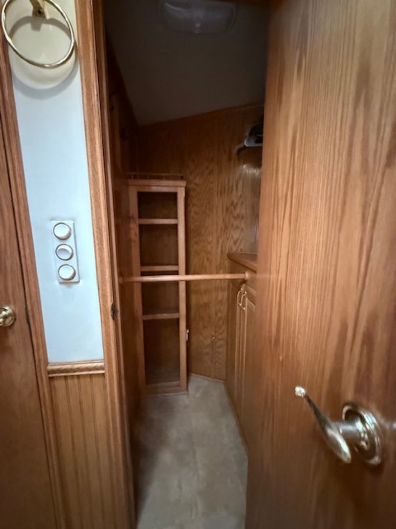 Used 2001 Elite Trailers 8' wide 3 horse w/16'lq midtack Horse Trailer