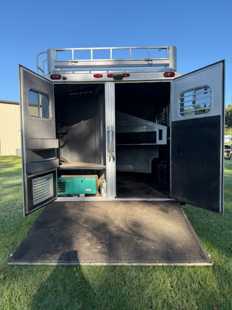 Used 2001 Elite Trailers 8' wide 3 horse w/16'lq midtack Horse Trailer