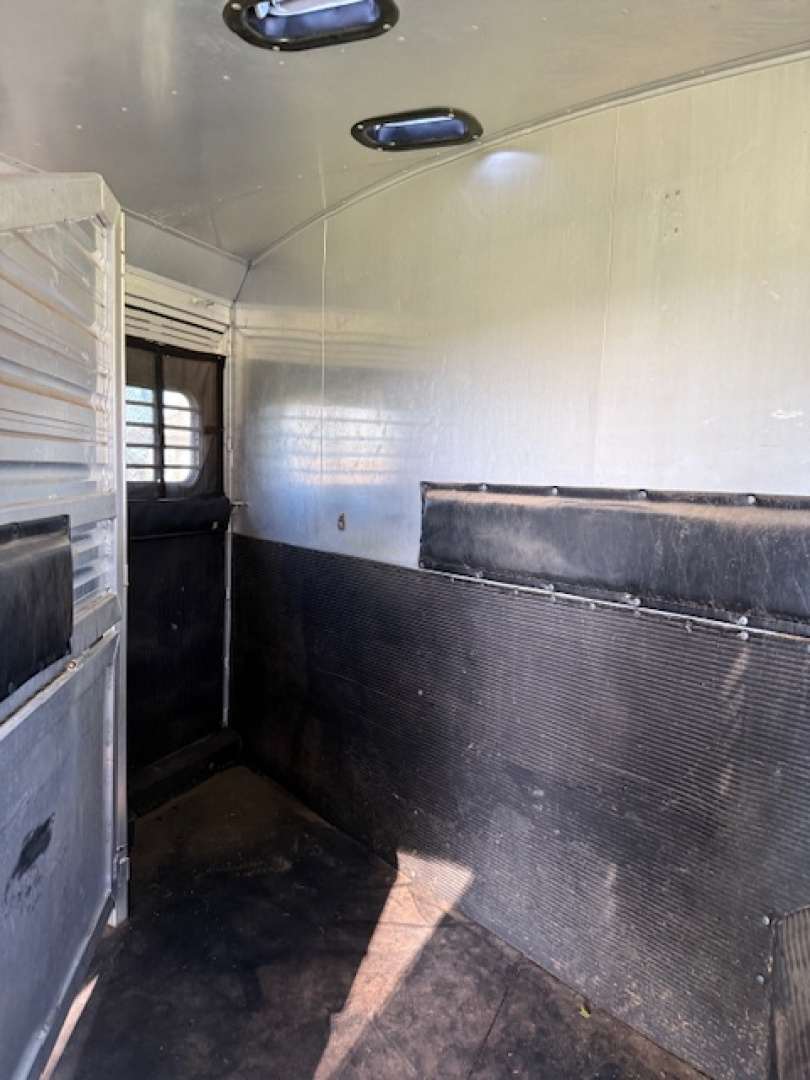 Used 2001 Elite Trailers 8' wide 3 horse w/16'lq midtack Horse Trailer