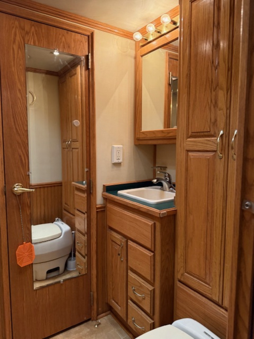 Used 2001 Elite Trailers 8' wide 3 horse w/16'lq midtack Horse Trailer