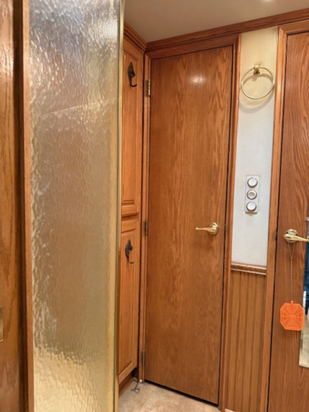 Used 2001 Elite Trailers 8' wide 3 horse w/16'lq midtack Horse Trailer