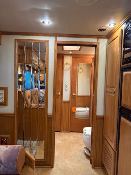 Used 2001 Elite Trailers 8' wide 3 horse w/16'lq midtack Horse Trailer