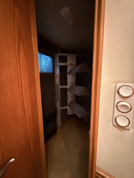 Used 2001 Elite Trailers 8' wide 3 horse w/16'lq midtack Horse Trailer