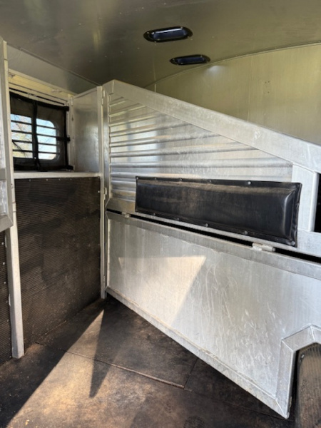 Used 2001 Elite Trailers 8' wide 3 horse w/16'lq midtack Horse Trailer