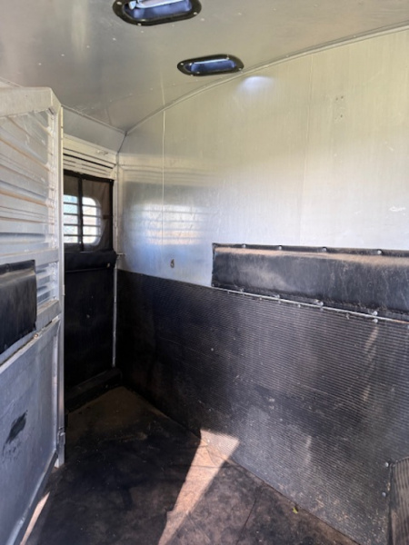 Used 2001 Elite Trailers 8' wide 3 horse w/16'lq midtack Horse Trailer