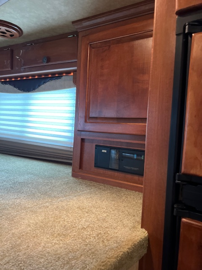 Used 2007 Sooner 8' wide 3 horse w/ 13' lq and gen Horse Trailer