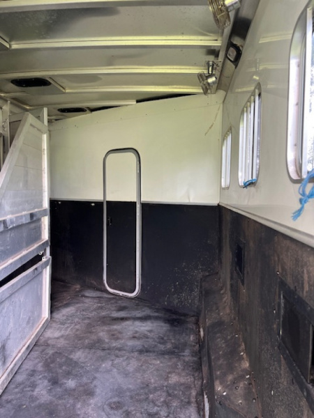 Used 2007 Sooner 8' wide 3 horse w/ 13' lq and gen Horse Trailer