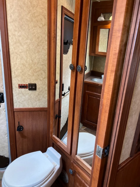 Used 2007 Sooner 8' wide 3 horse w/ 13' lq and gen Horse Trailer