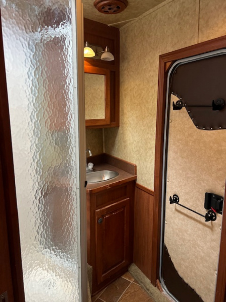 Used 2007 Sooner 8' wide 3 horse w/ 13' lq and gen Horse Trailer