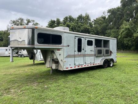 Used 1998 Sundowner 3 horse with 6” living quarters Horse Trailer