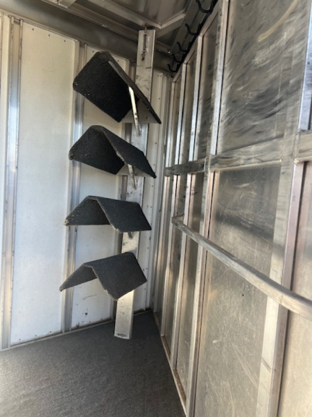 Used 2000 Sooner 4 horse gooseneck w/ dressing room Horse Trailer