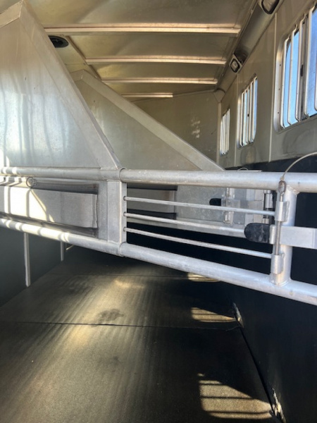 Used 2000 Sooner 4 horse gooseneck w/ dressing room Horse Trailer