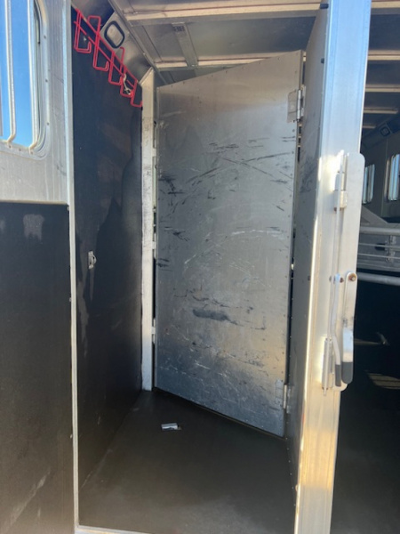 Used 2000 Sooner 4 horse gooseneck w/ dressing room Horse Trailer