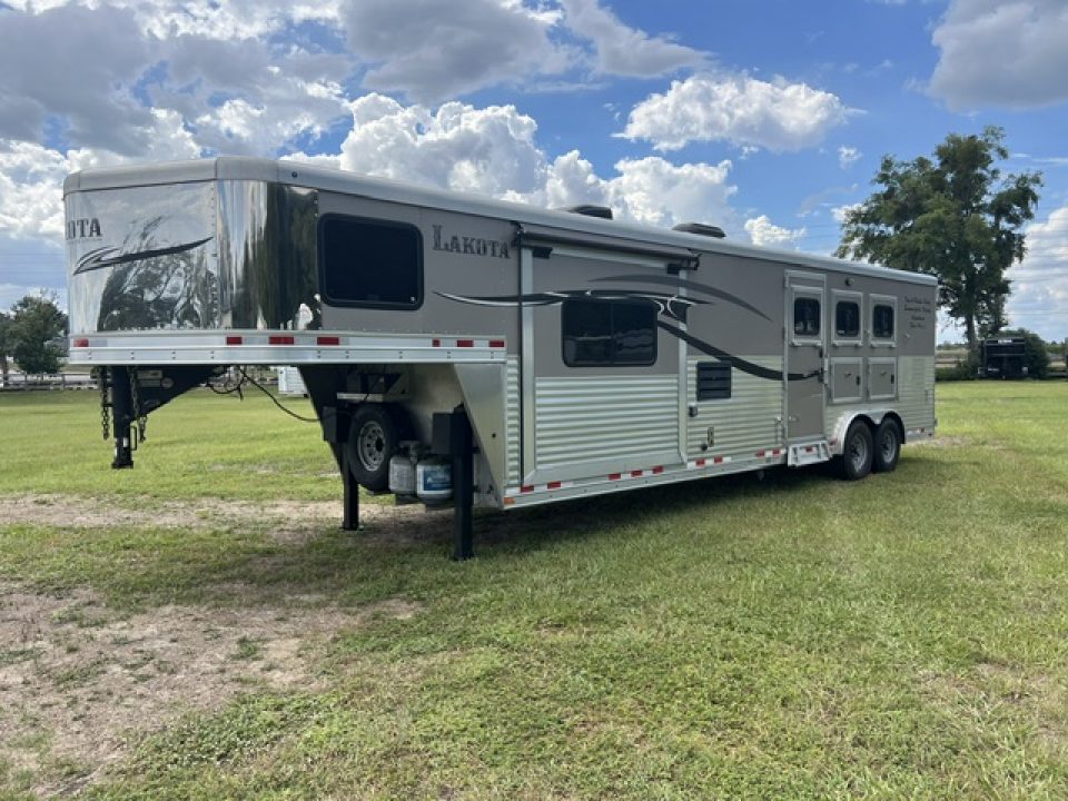 Used 2015 Lakota 8' wide 3 horse Charger w/ 13'living quarters Horse Trailer