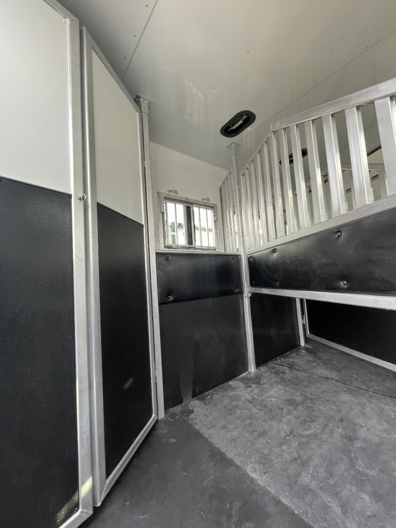 New 2025 Merhow Trailers 8' wide 3 horse w/12' living quarters Horse Trailer