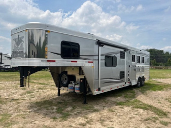 New 2025 Merhow Trailers 8' wide 3 horse w/12' living quarters Horse Trailer