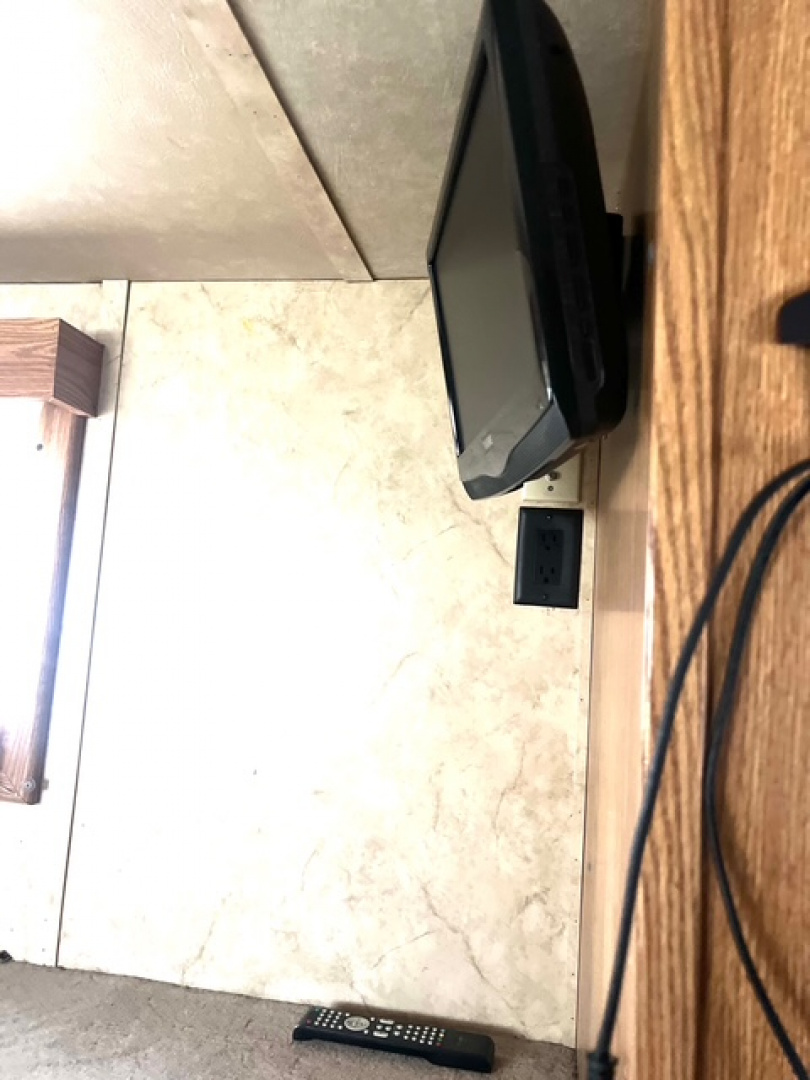 Used 2013 Shadow 3 horse w/ 8' lq and generator Horse Trailer