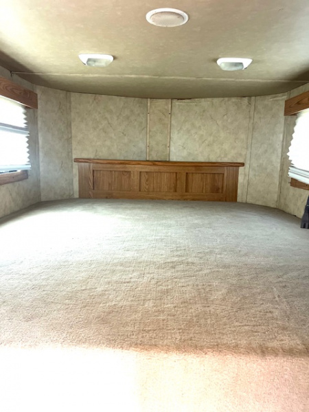 Used 2013 Shadow 3 horse w/ 8' lq and generator Horse Trailer