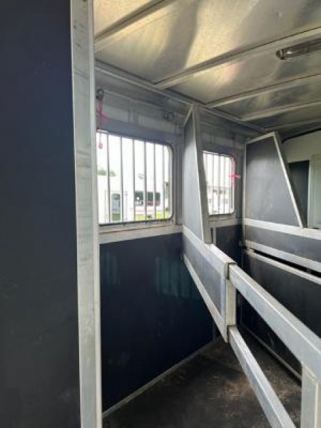 Used 2013 Shadow 3 horse w/ 8' lq and generator Horse Trailer