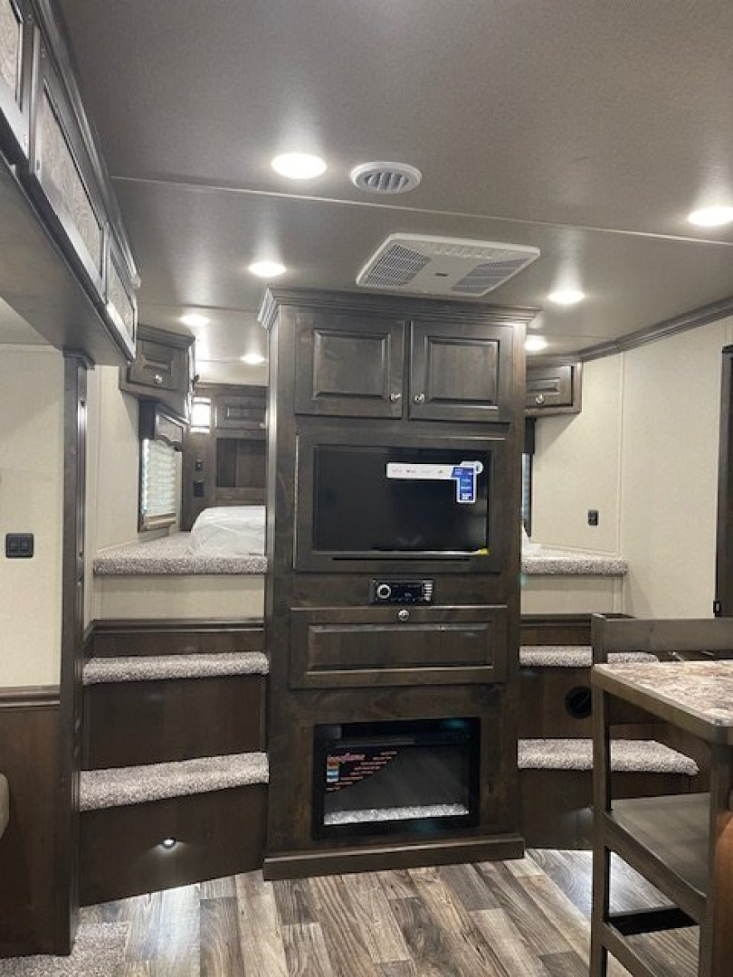 New 2025 Merhow Trailers 8' wide Summit 3 horse w/ 14' lq dual aisle Horse Trailer