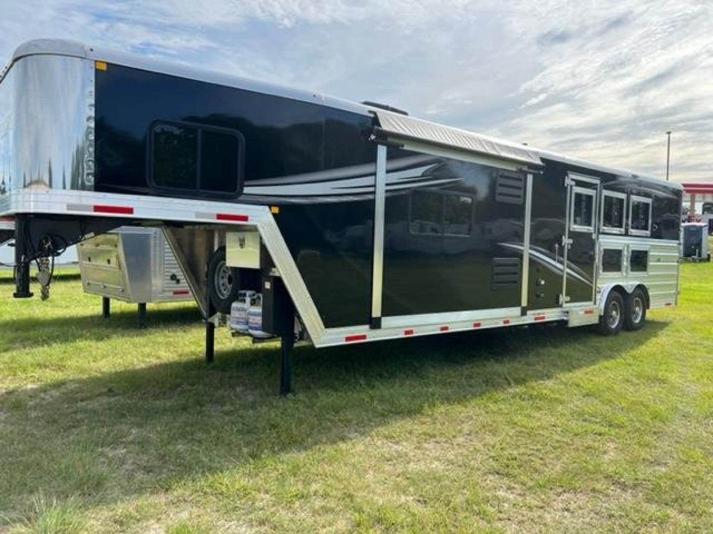 New 2025 Merhow Trailers 8' wide Summit 3 horse w/ 14' lq dual aisle Horse Trailer
