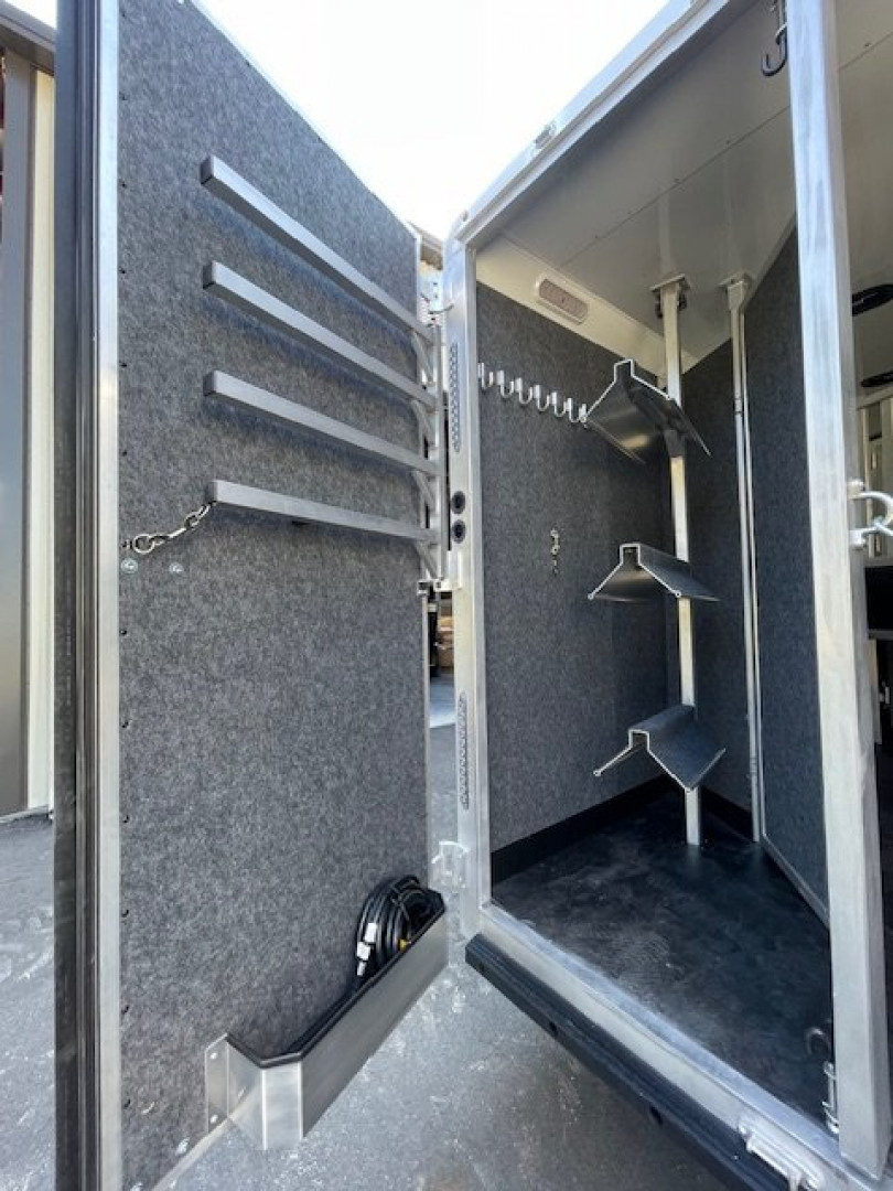 New 2025 Merhow Trailers 8' wide Summit 3 horse w/ 14' lq dual aisle Horse Trailer