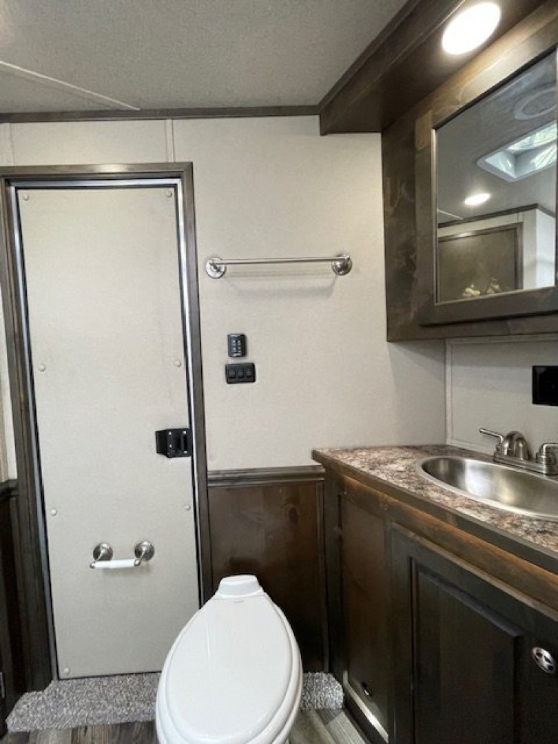 New 2025 Merhow Trailers 8' wide Summit 3 horse w/ 14' lq dual aisle Horse Trailer
