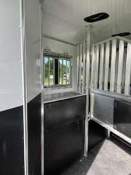 New 2025 Merhow Trailers 8' wide Summit 3 horse w/ 14' lq dual aisle Horse Trailer